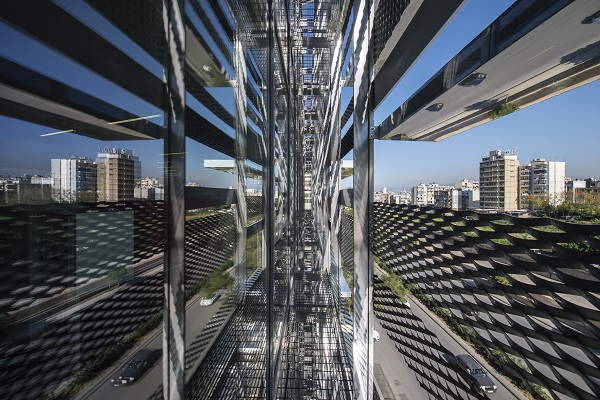 Ong. 20 centimeter afstand tussen de gevels.